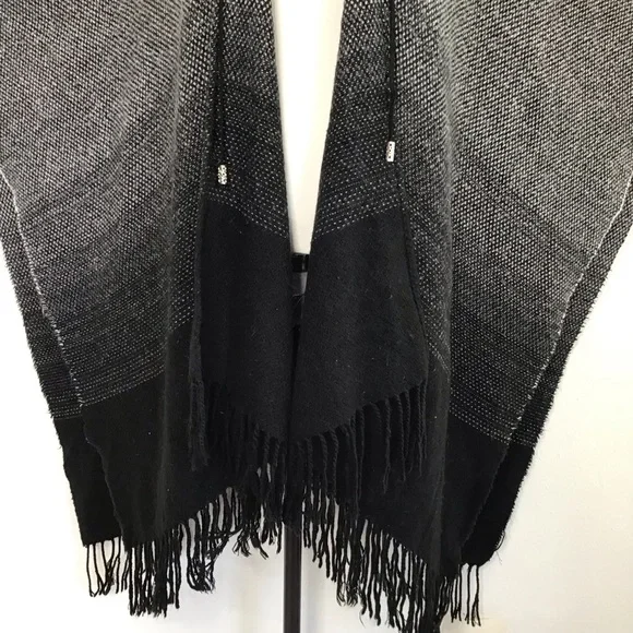 Marc New York Women Black Grey Monochrome Houndstooth Butterfly Wings Fall Cape - Picture 7 of 11